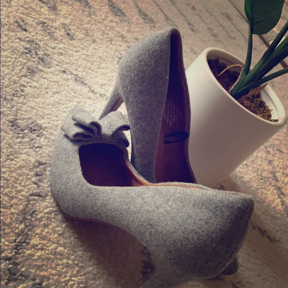Wool texture bow heels